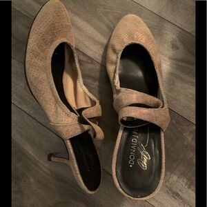 Donald J pliner Italian small heal soft leather shoes size 8